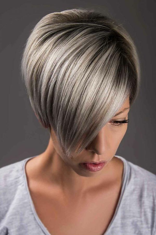 cheveux courts et balayage gris