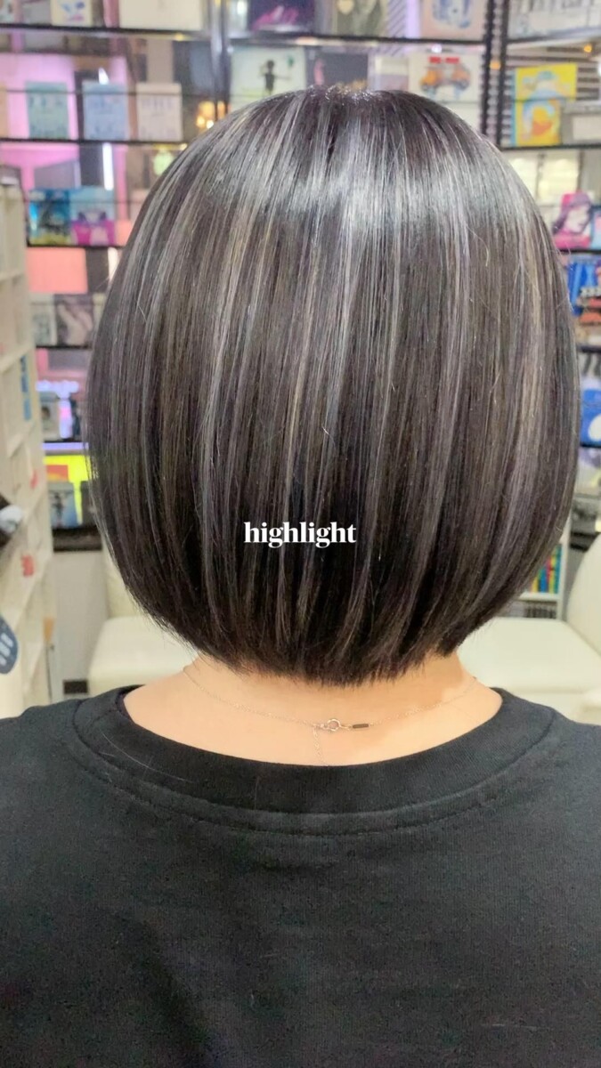 balayage gris sur brune aux cheveux courts