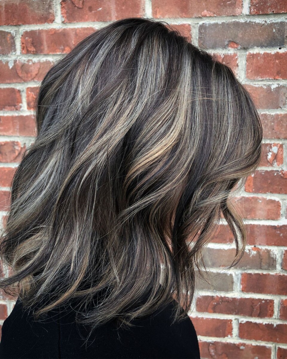 balayage gris sur brune aux cheveux courts