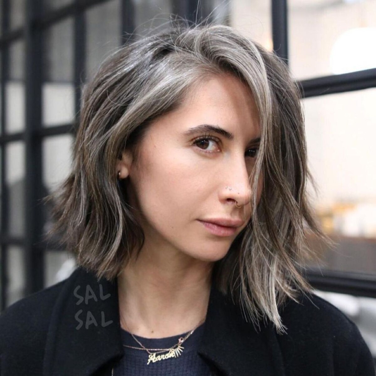 cheveux courts et balayage gris